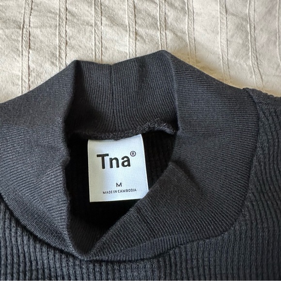 TNA (Aritzia) Waffle mock neck cropped long sleeve - Picture 5 of 6